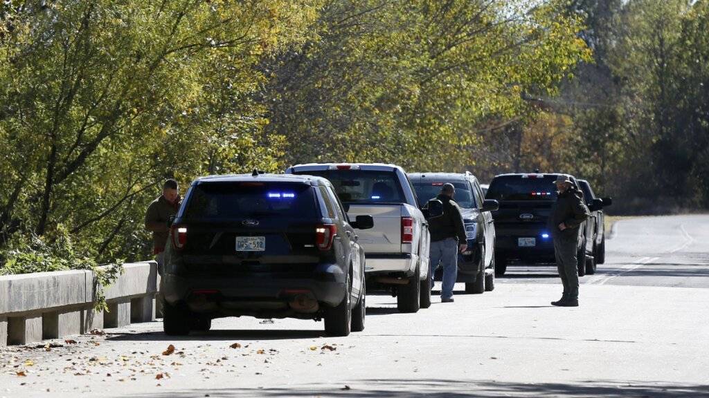 Beamte untersuchen eine Brücke in der Nähe des Deep Fork River, wo die zerstückelten Leichen von vier seit rund einer Woche vermissten Männern gefunden wurden. Foto: Stephen Pingry/Tulsa World/AP/dpa