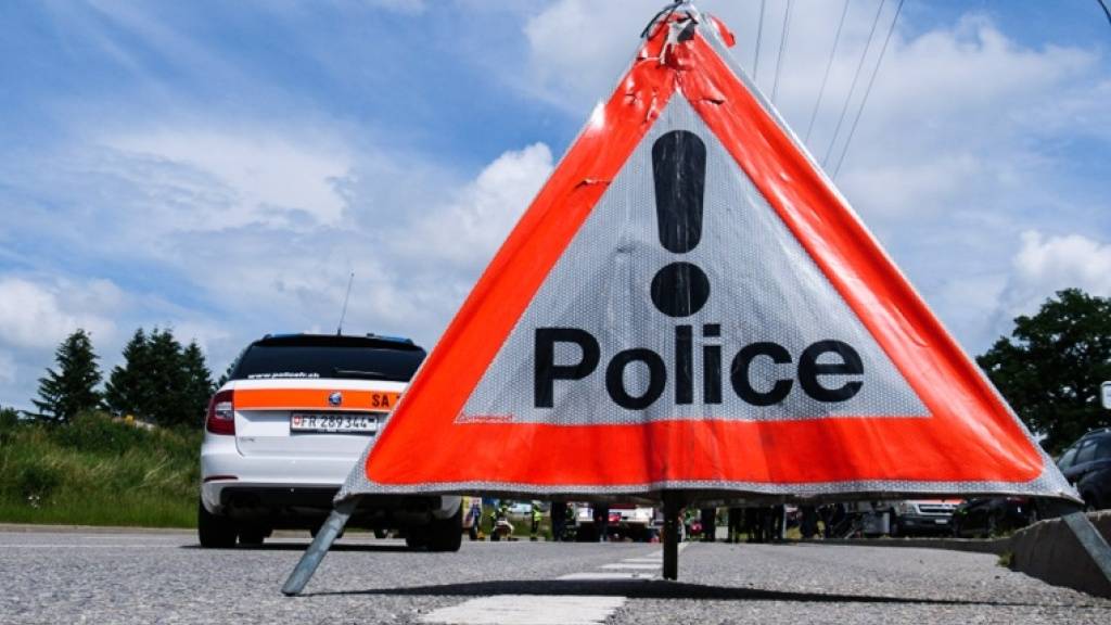 Den Sturz über mehrere Dutzend Meter einen Abhang hinunter überlebte ein Motorradfahrer im Kanton Freiburg am Donnerstag nicht.