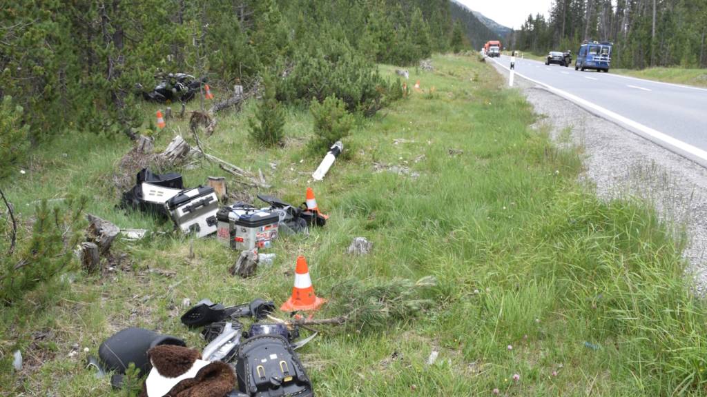 Ein Töfffahrer verletzte sich bei einer Kollision mit einem Auto bei Zernez schwer.