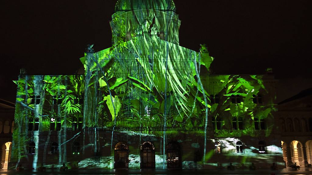 Das Lichtspektakel «Rendez-vous Bundesplatz» in Bern nimmt die vergangenes Jahr abgebrochene Show «Planet Hope» diesen Herbst wieder auf. (Archivbild)