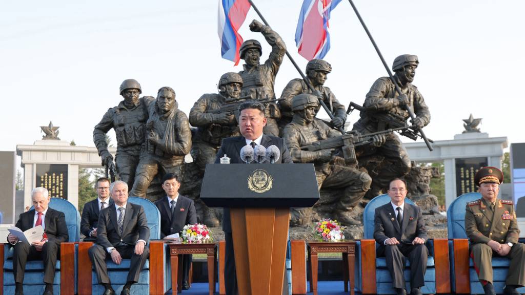 HANDOUT - Die von der staatlichen nordkoreanischen Nachrichtenagentur KCNA zur Verfügung gestellte Aufnahme zeigt Kim Jong Un, Machthaber in Nordkorea, bei einer Rede während der Einweihungszeremonie des Museums für militärische Auslandsoperationen und Kampferfolge in Pjöngjang. Foto: Uncredited/KCNA/KNS/dpa - ACHTUNG: Nur zur redaktionellen Verwendung und nur mit vollständiger Nennung des vorstehenden Credits