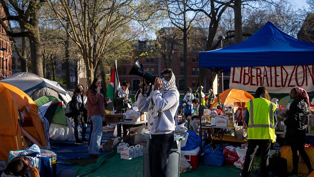 ARCHIV - Studenten protestieren an der Harvard University gegen den Krieg in Gaza. Foto: Ben Curtis/AP/dpa