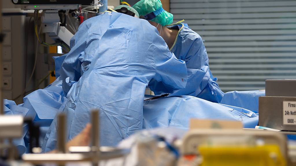 Ein Covid-19-Patient wird künstlich beatmet. Wegen der Corankrise starben im letzten Jahr 8,8 Prozent mehr Menschen in der Schweiz als ein Jahr zuvor.