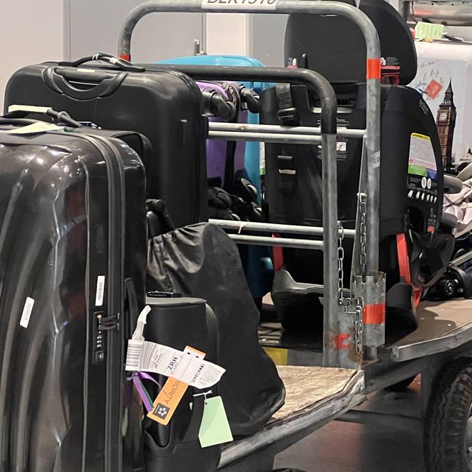 Swiss lässt Gepäck von Passagieren in Zürich zurück