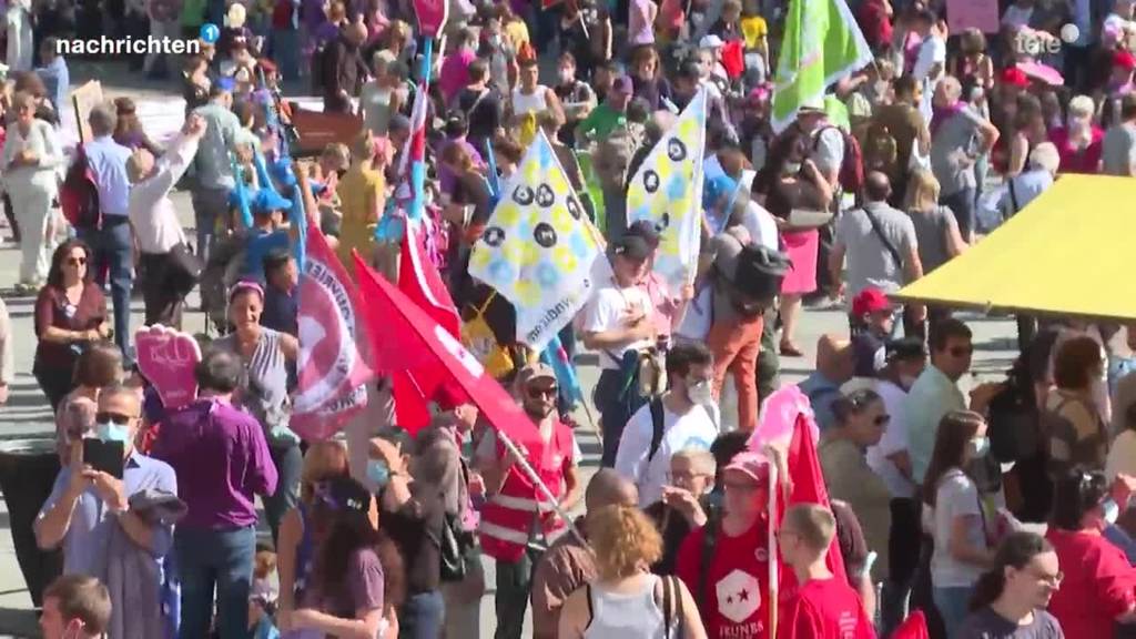 15'000 gehen wegen Frauen-Rentenalter auf die Strasse