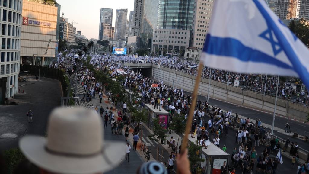 Unterstützer der geplanten Reform laufen durch Tel Aviv. Foto: Ilia Yefimovich/dpa