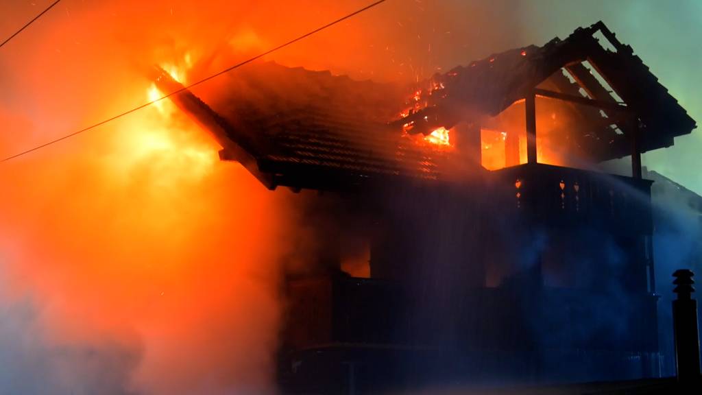 Feuerinferno in Bärau – Warnung an die Bevölkerung