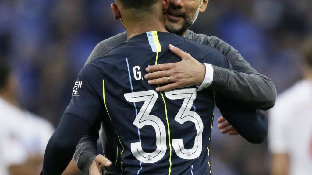 Pep Guardiola umarmt seinen Torschützen Gabriel Jesus