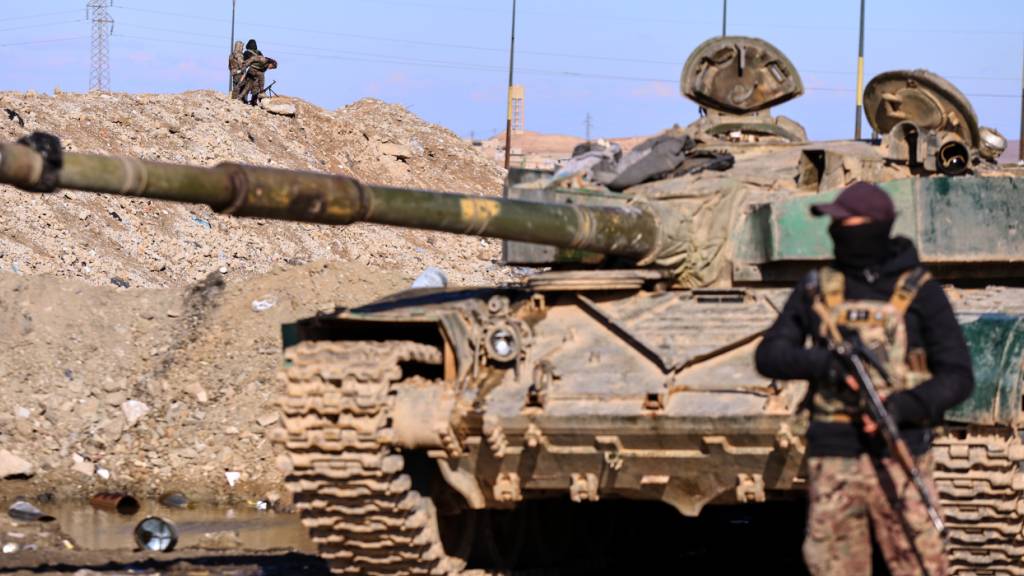 dpatopbilder - Soldaten der Syrischen Demokratischen Kräfte (SDF) sichern mit gepanzerten Militärfahrzeugen Straßen. Foto: Baderkhan Ahmad/AP/dpa