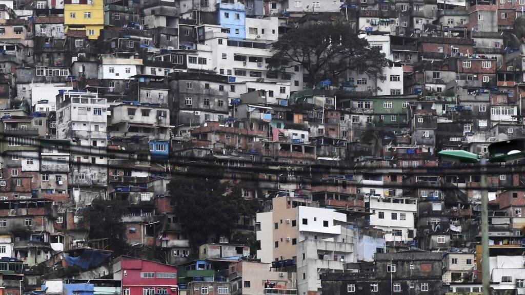 In einem armen Stadtteil von Rio de Janeiro soll ein Mann seine Frau und die beiden Söhne 17 Jahre lang wie Gefangene gehalten haben. (Symbolbild)
