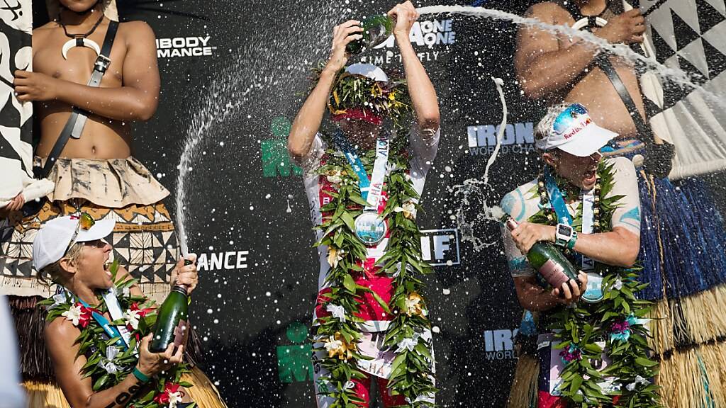 Einer der grössten Traditionen der Triathlon-Welt: Daniela Ryf feiert einen ihrer Ironman-WM-Titel mit dem hawaiianischen Lei um den Hals