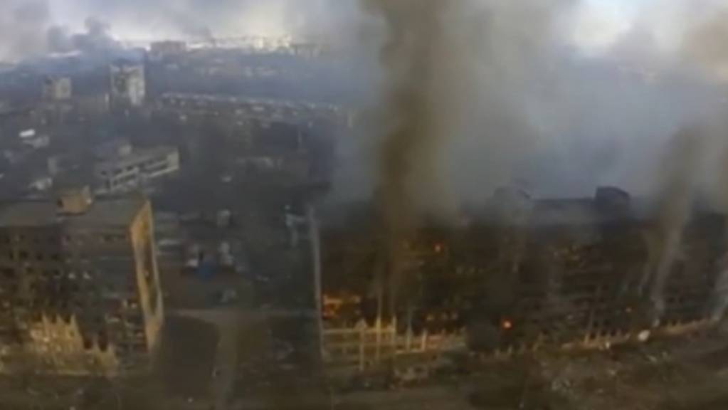 Dieses vom Asow-Bataillon bereitgestellte Video-Standbild zeigt eine Luftaufnahme von ausgebrannten Hochhäusern in Mariupol. 