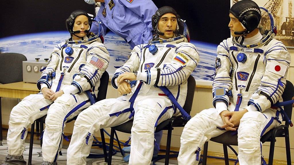 Die drei Astronauten vor ihrem Start auf dem russischen Weltraumbahnhof Baikonur am Donnerstag. Mittlerweile sind sie auf der Raumstation ISS angekommen. (Archivbild)