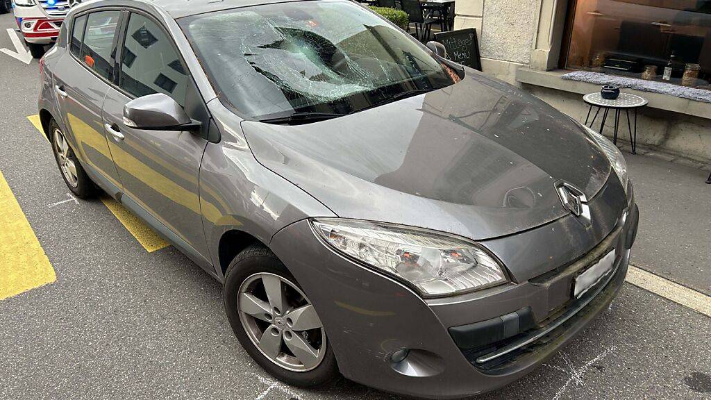 Eine 82-jährige Autolenkerin fuhr am Mittwochabend in Siebnen SZ eine Frau und deren Kind an.