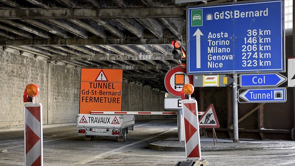 Nach einer dreimonatigen Sperrung wird der Tunnel am Grossen St. Bernhard an Heiligabend wieder für den Verkehr freigegeben und bleibt bis am 1. Januar kostenlos.