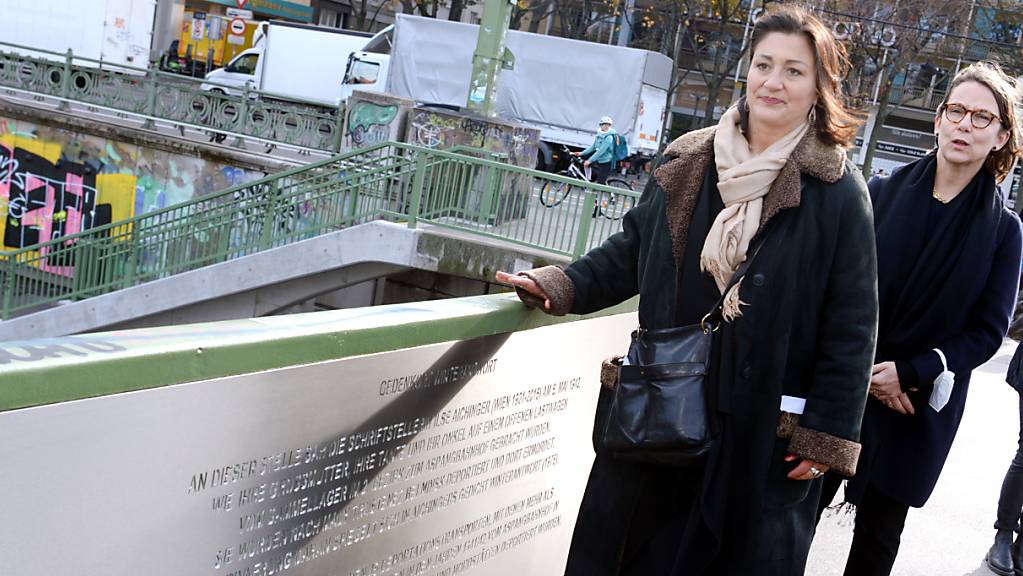 Veronica Kaup-Hasler (SPÖ), Kulturstadträtin der Stadt Wien, steht zur feierlichen Eröffnung der Metallplatte auf der Schwedenbrücke in Wien. Hier ist nun ein Gedicht von Ilse Aichinger (1921-2016) zu lesen.