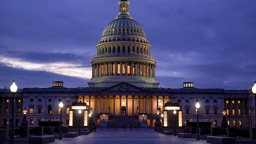 Das Licht in der Kuppel des Kapitols leuchtet und zeigt an, dass die Arbeit im Kongress weitergeht. (Archivbild) Foto: J. Scott Applewhite/AP/dpa