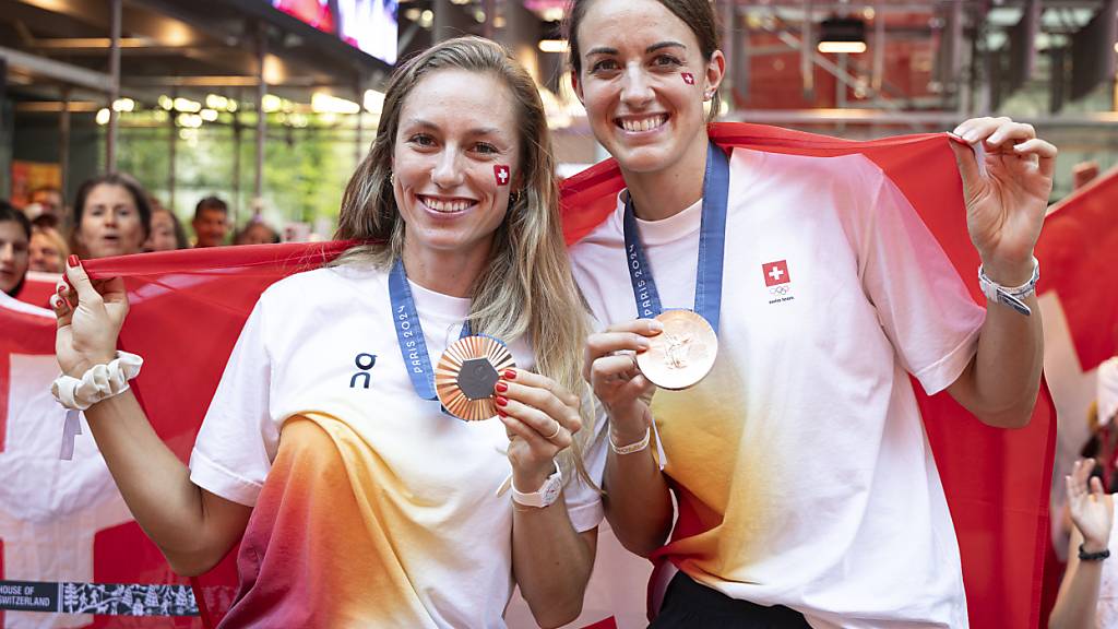 Hochverdient: Tanja Hüberli (links) und Nina Brunner feiern nach dem Gewinn von Olympia-Bronze im Maison Suisse