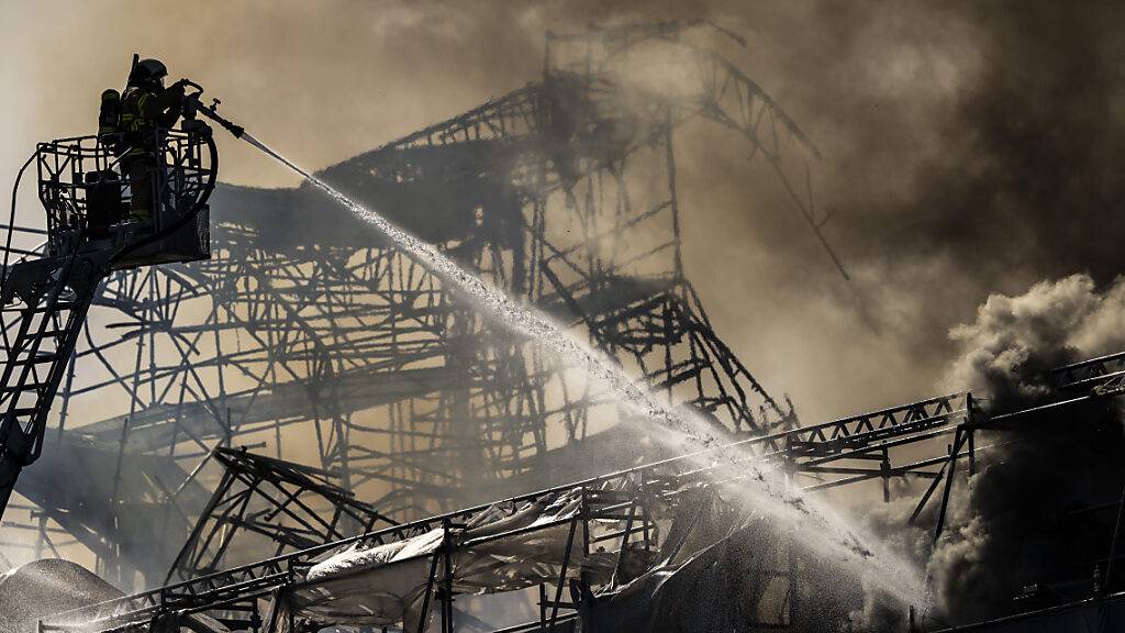 dpatopbilder - Feuerwehrleute arbeiten, während Rauch aus der Alten Börse («Boersen») aufsteigt. Foto: Emil Nicolai Helms/Ritzau Scanpix Foto/AP