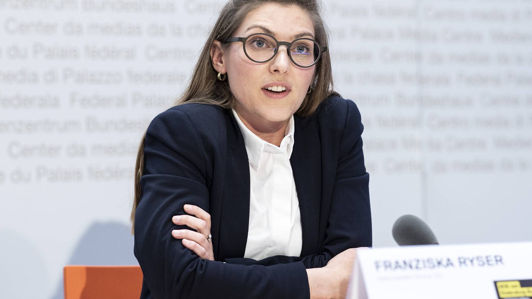 Franziska Ryser an einer Medienkonferenz in Bern.