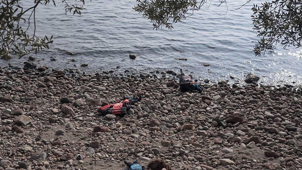 Bei einem erneuten Bootsunglück in der Ägäis sind mindestens 37 Flüchtlinge ums Leben gekommen. Die Leichen wurden an der Küste der türkischen Provinz Çanakkale an Land gespült.