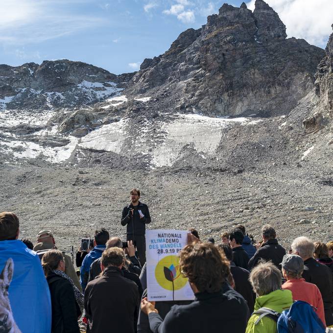 100 Umweltaktivisten trauern auf dem Pizol um den Gletscher