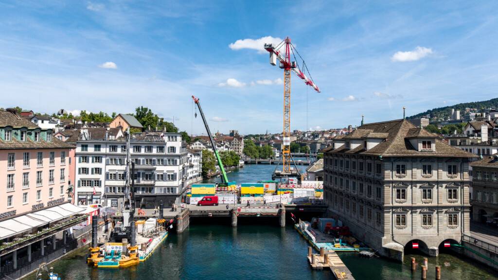 Die Trockenheit bereitet auch der Rathausbrücken-Baustelle in der Zürcher Innenstadt Probleme. Einige Arbeiten mussten zeitweise eingestellt werden. (Archivbild)