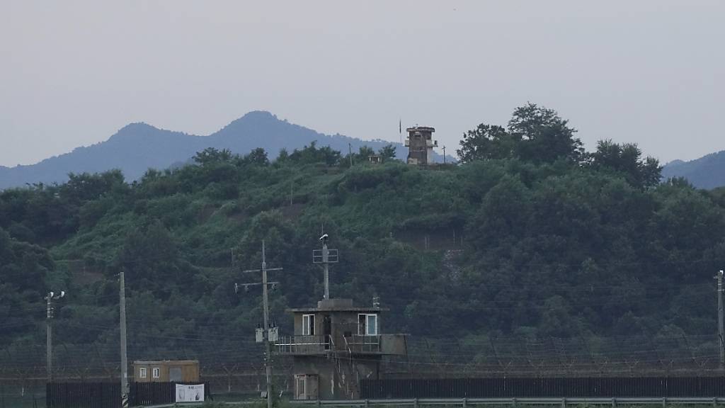 Ein nordkoreanischer Wachposten (hinten) ein südkoreanischer Wachposten (vorne) in der Nähe der Grenze zu Nordkorea. Foto: Ahn Young-joon/AP/dpa