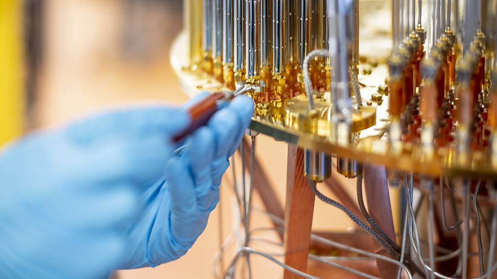 Die Leitungen zum Quanten-Chip sind aus speziellen Materialien gefertigt, um die notwendigerweise extrem tiefen Temperaturen während den Berechnungen zu ermöglichen. (Pressebild)