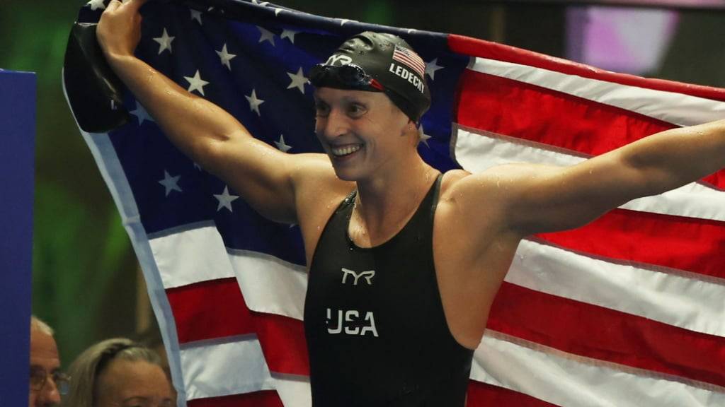 Katie Ledecky lässt sich nach ihrem WM-Triumph über 1500 m Crawl feiern
