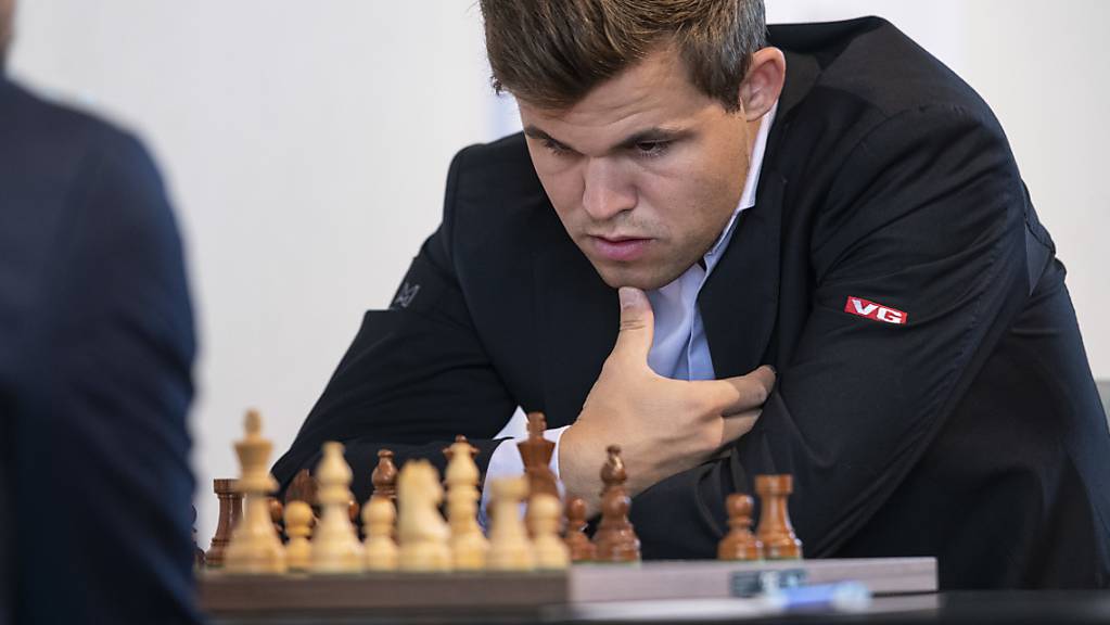 Magnus Carlsen sucht am Bieler Schachfestival nach dem besten Zug.