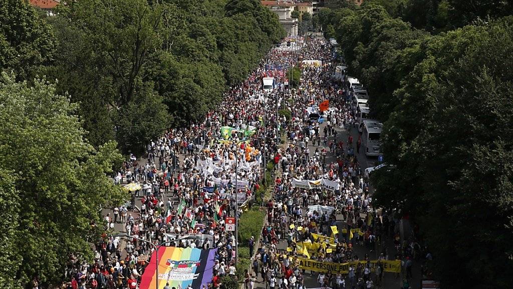Mehrere zehntausend Menschen gingen am Samstag in Mailand auf die Strasse, um ihre Solidarität mit Flüchtlingen zum Ausdruck zu bringen.