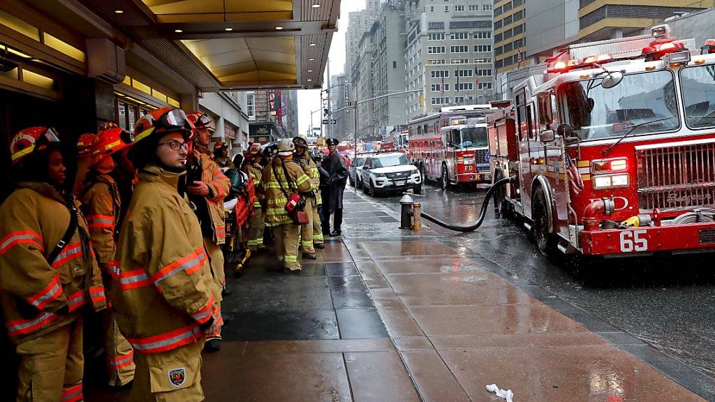 Die New York Fire Fighters machen sich zum Einsatz in der Nähe des Times Square bereit.