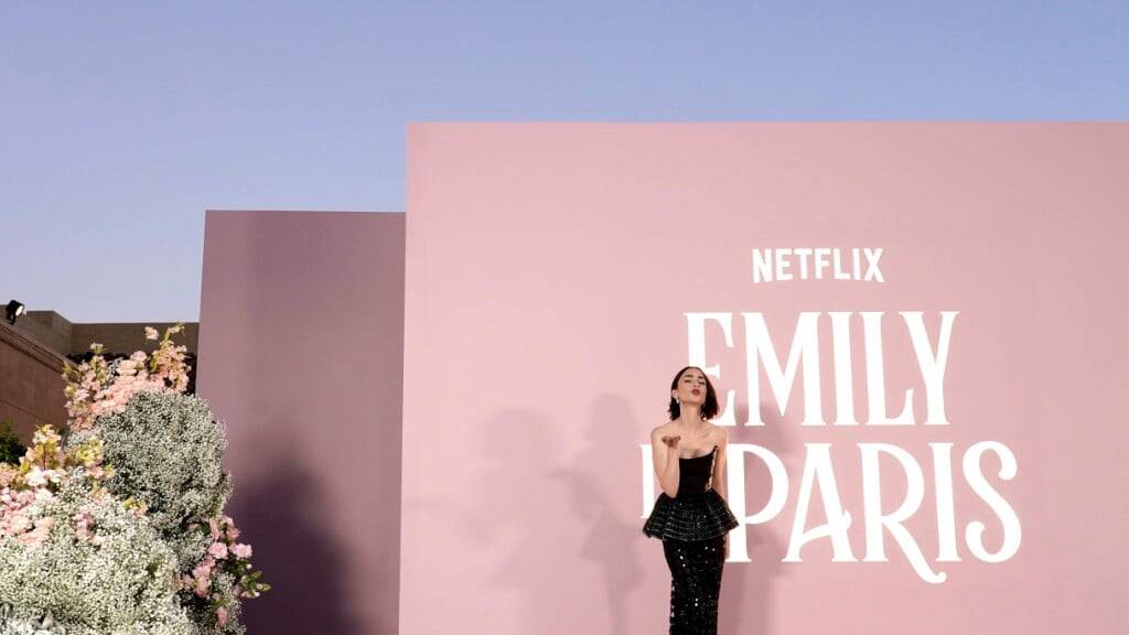 ARCHIV - Die britische Schauspielerin Lily Collins bei der Premiere der vierten Staffel von «Emily in Paris» in Los Angeles. Foto: Jordan Strauss/Invision/dpa/Archivbild