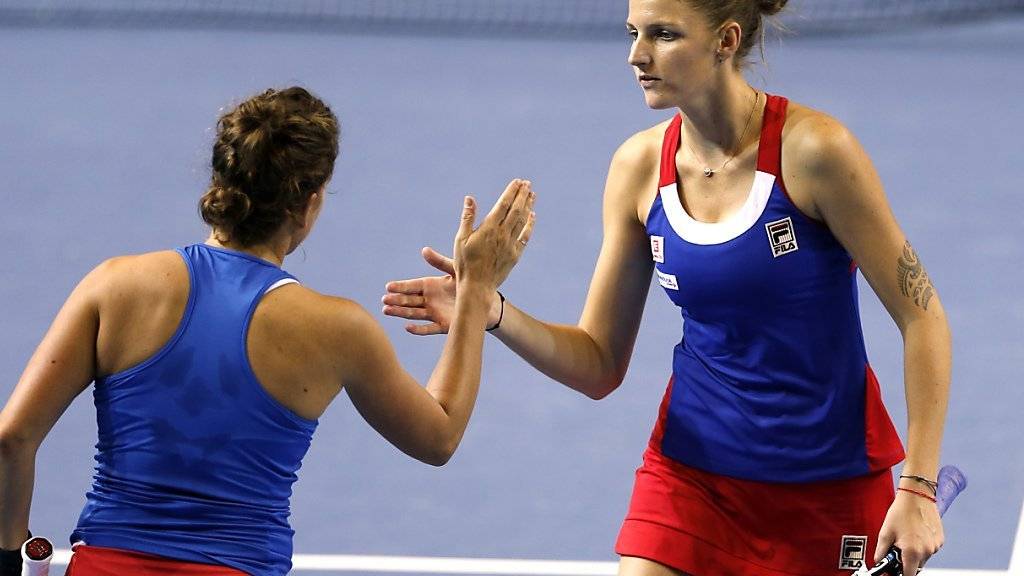 Karolina Pliskova (rechts) klatscht mit ihrer Teamkollegin Barbora Strycova ab. Das Duo sichert Tschechien mit dem Sieg im entscheidenden Doppel den dritten Triumph im Fedcup in Folge