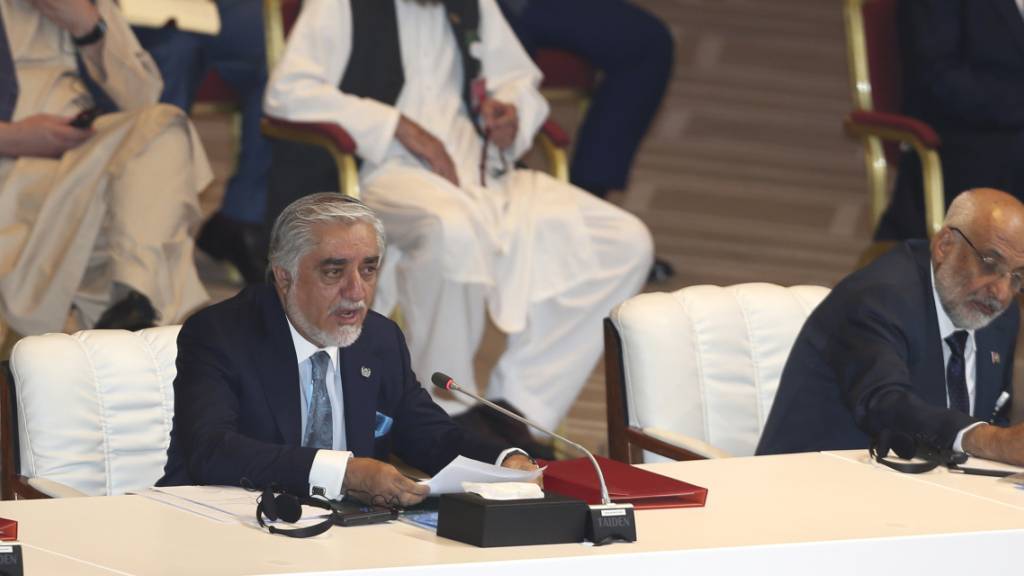 Abdullah Abdullah (l), Vorsitzender des Hohen Rats für Versöhnung, spricht bei der Eröffnungssitzung der Friedensgespräche zwischen der afghanischen Regierung und den Taliban. Foto: Hussein Sayed/AP/dpa
