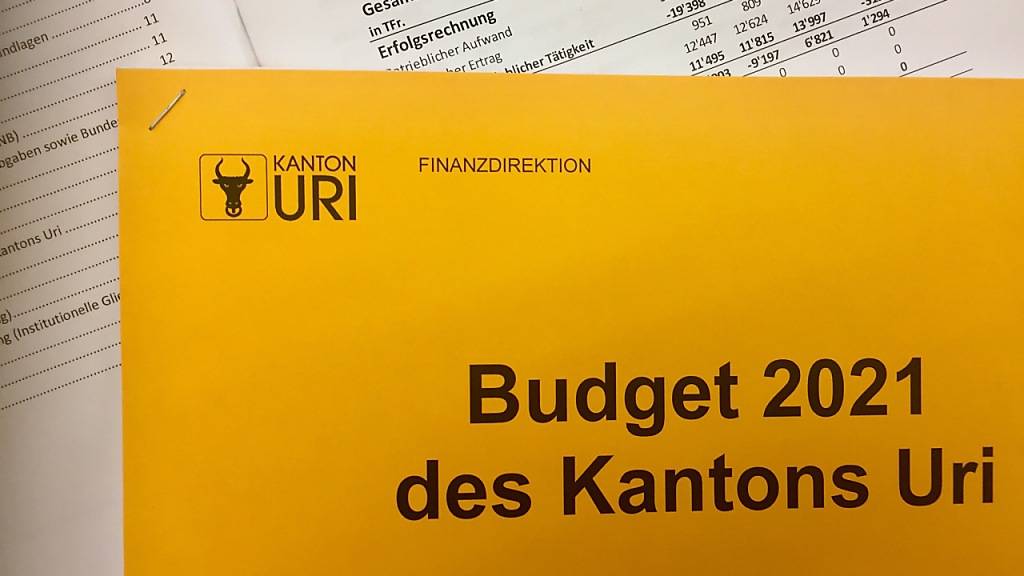 Hinter dem gelben Deckblatt des Urner Budget 2021 verbergen sich tiefrote Zahlen.