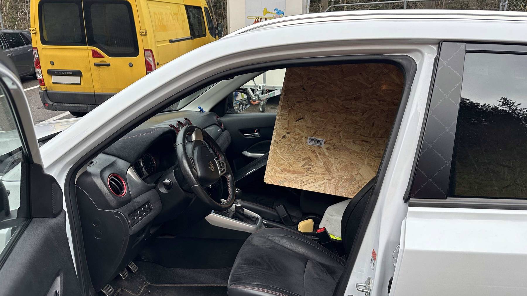 Der Autofahrer transportierte mehrere Holzplatten in Appenzell Ausserrhoden.