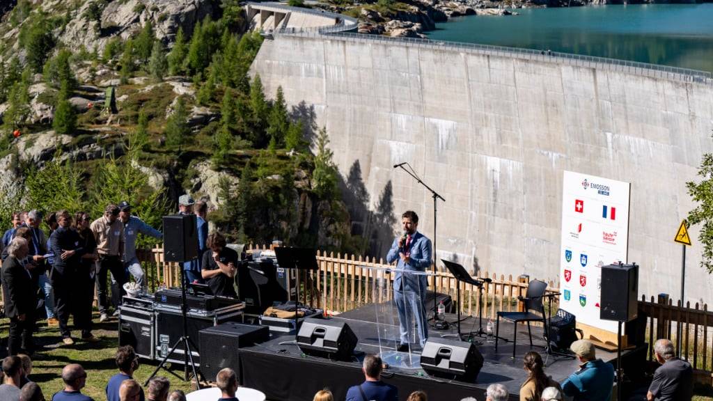 Drei erlebnisreiche Bahnen führen laut Schweiz Tourismus zum Emosson-Staudamm. Das Abenteuer beginnt in Martigny VS. Nach der Grande Dixence ist die Emosson-Staumauer die zweitgrösste der Schweiz.