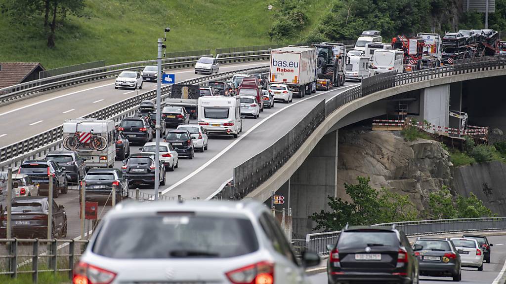 Wenn sich vor dem Gotthard-Tunnel der Verkehr staut, weichen Autos auf die Kantonsstrassen aus und sorgen damit für Unmut in den Urner Dörfern. (Archivbild)