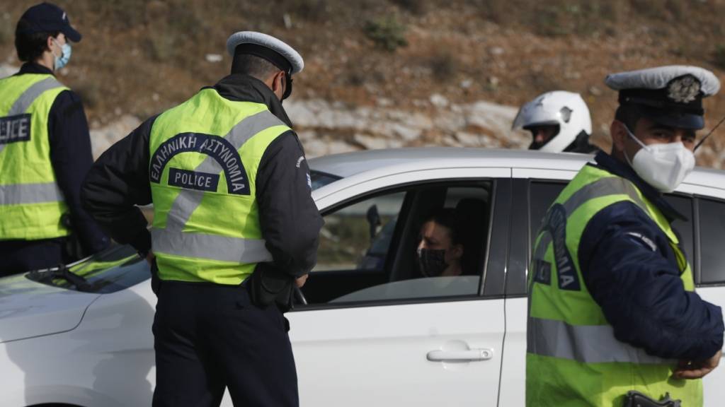 ARCHIV - Polizisten auf Kreta. Foto: Thanassis Stavrakis/AP/dpa