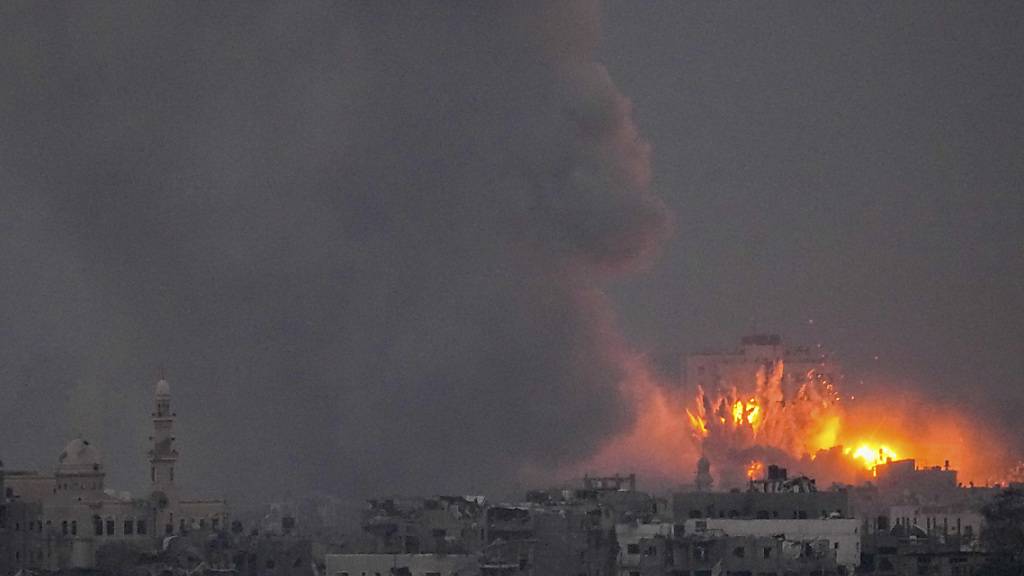 Vom Süden Israels sind Rauch und Feuer nach einem israelischen Luftangriff im Gazastreifen zu sehen. Nach den Terrorattacken der islamistischen Hamas geht Israel mit großer Härte gegen die Organisation vor. Foto: Ariel Schalit/AP/dpa