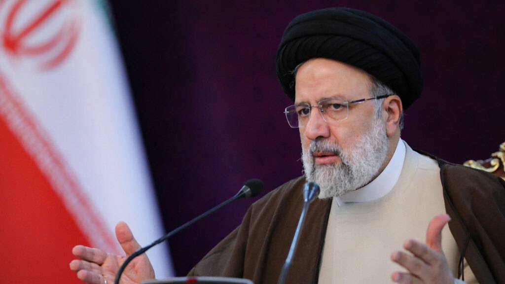 ARCHIV - HANDOUT - Der iranische Präsident Ebrahim Raisi spricht während des Ramadans in Teheran. Mehrere im Iran inhaftierte US-Bürger sind einem Anwalt der Betroffenen zufolge aus einem Gefängnis in Teheran freigelassen worden und sollen unter Hausarrest gestellt werden. Foto: -/Iranian Presidency/dpa - ACHTUNG: Nur zur redaktionellen Verwendung und nur mit vollständiger Nennung des vorstehenden Credits
