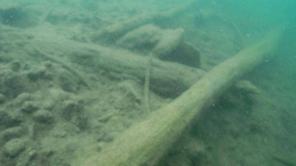 Weltkulturerbe unter Wasser: Der Kanton Aargau schützt die prähistorischen Siedlungsreste der Pfahlbauer im Hallwilersee nun mit Vlies und einer Schicht Kies.