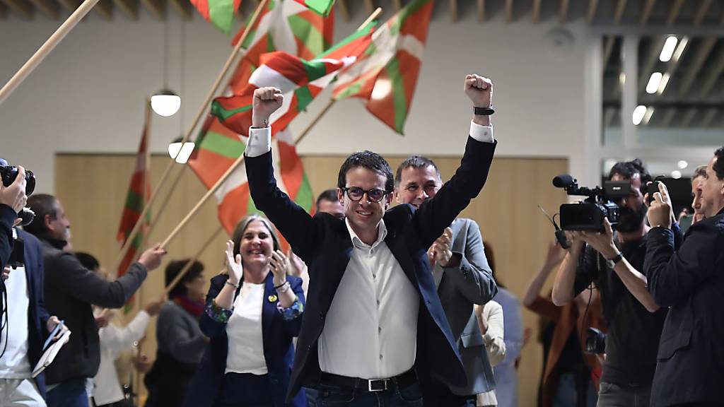 dpatopbilder - EH-Bildu-Spitzenkandidat Pello Otxandiano feiert die Wahlergebnisse. Foto: Alvaro Barrientos/AP