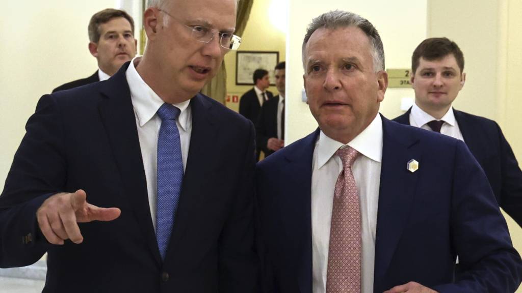 Auf diesem von der staatlichen russischen Nachrichtenagentur Sputnik via AP veröffentlichten Foto, gehen der Kreml-Unterhändler Kirill Dmitrijew (l) und der Sondergesandte von US-Präsident Trump, Steve Witkoff, zu den Gesprächen mit dem russischen Präsidenten Putin in St. Petersburg. Foto: Vyacheslav Prokofyev/Pool Sputnik Kremlin/AP/dpa