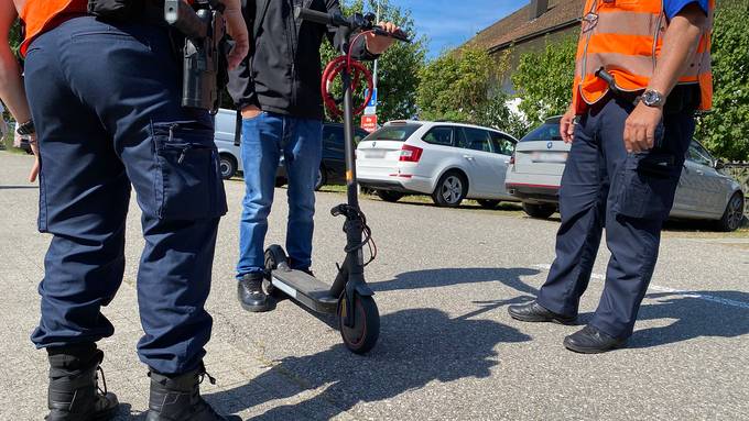 Spezialkontrollen der Kantonspolizei Solothurn bei E-Trottis und Elektro-Rollern