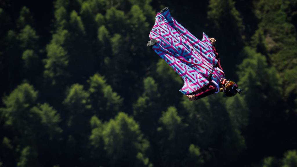 Mann stirbt bei Wingsuit-Unfall im Tessin
