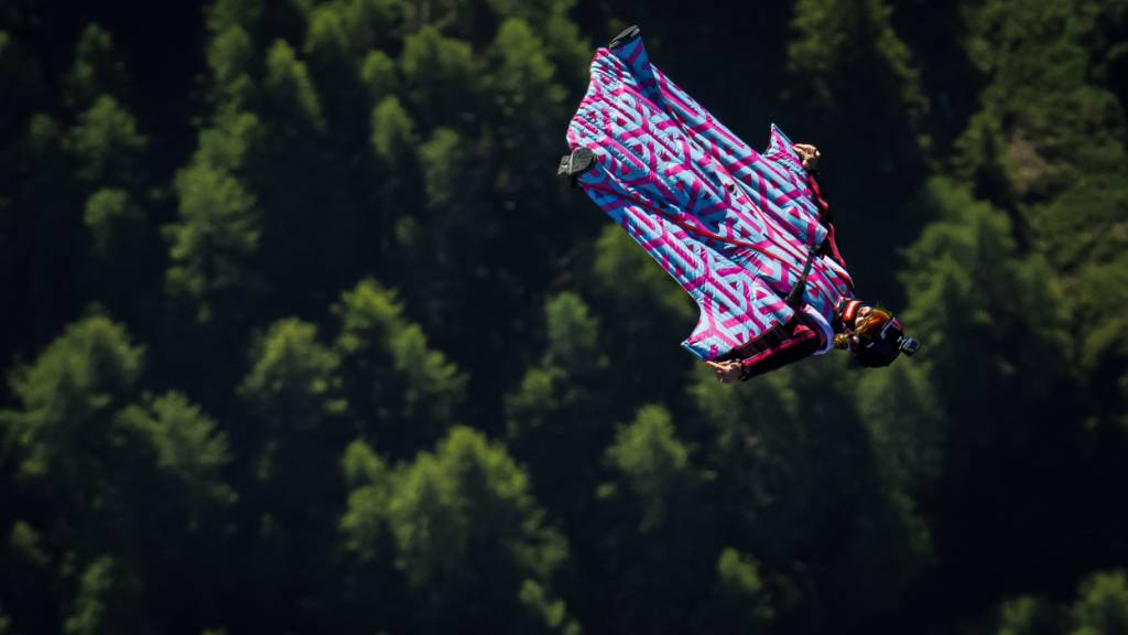 Der Verstorbene soll mit dem Wingsuit aus einem Helikopter abgesprungen sein. (Archivbild)