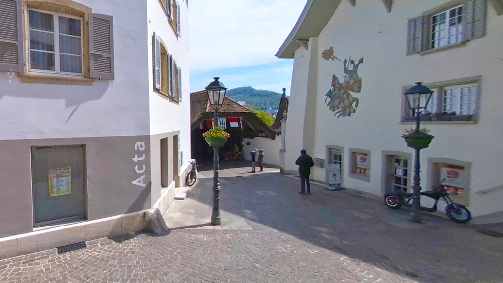 Im Bereich der Holzbrücke wurde die Gruppe durch mehrere derzeit unbekannte Männer, welche zuvor auf einer Sitzbank beim Denkmal «König von Olten» sassen, angesprochen, bedrängt und im weiteren Verlauf tätlich angegangen.